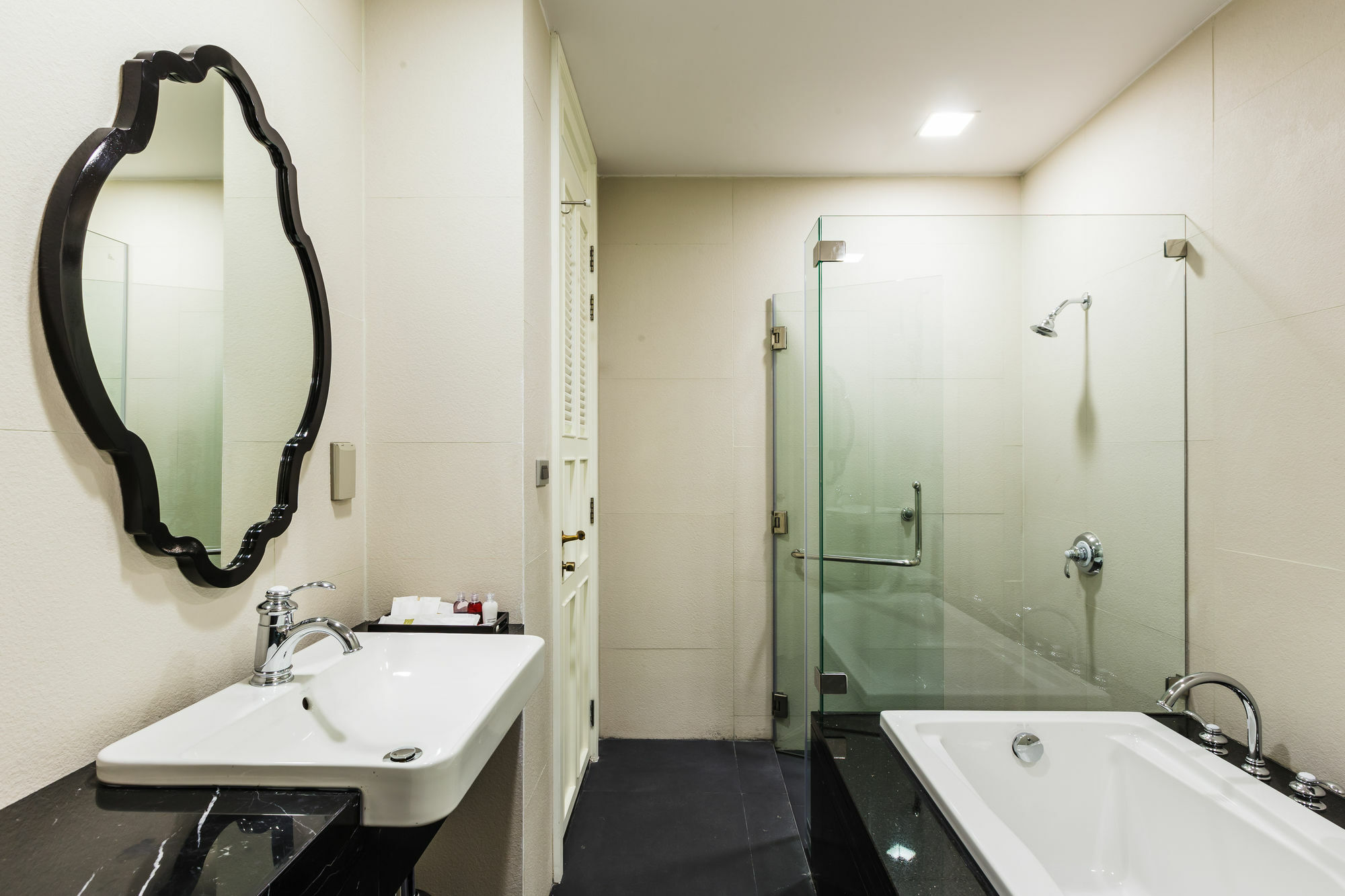 The Fah Silom Hotel Bangkok Exterior photo